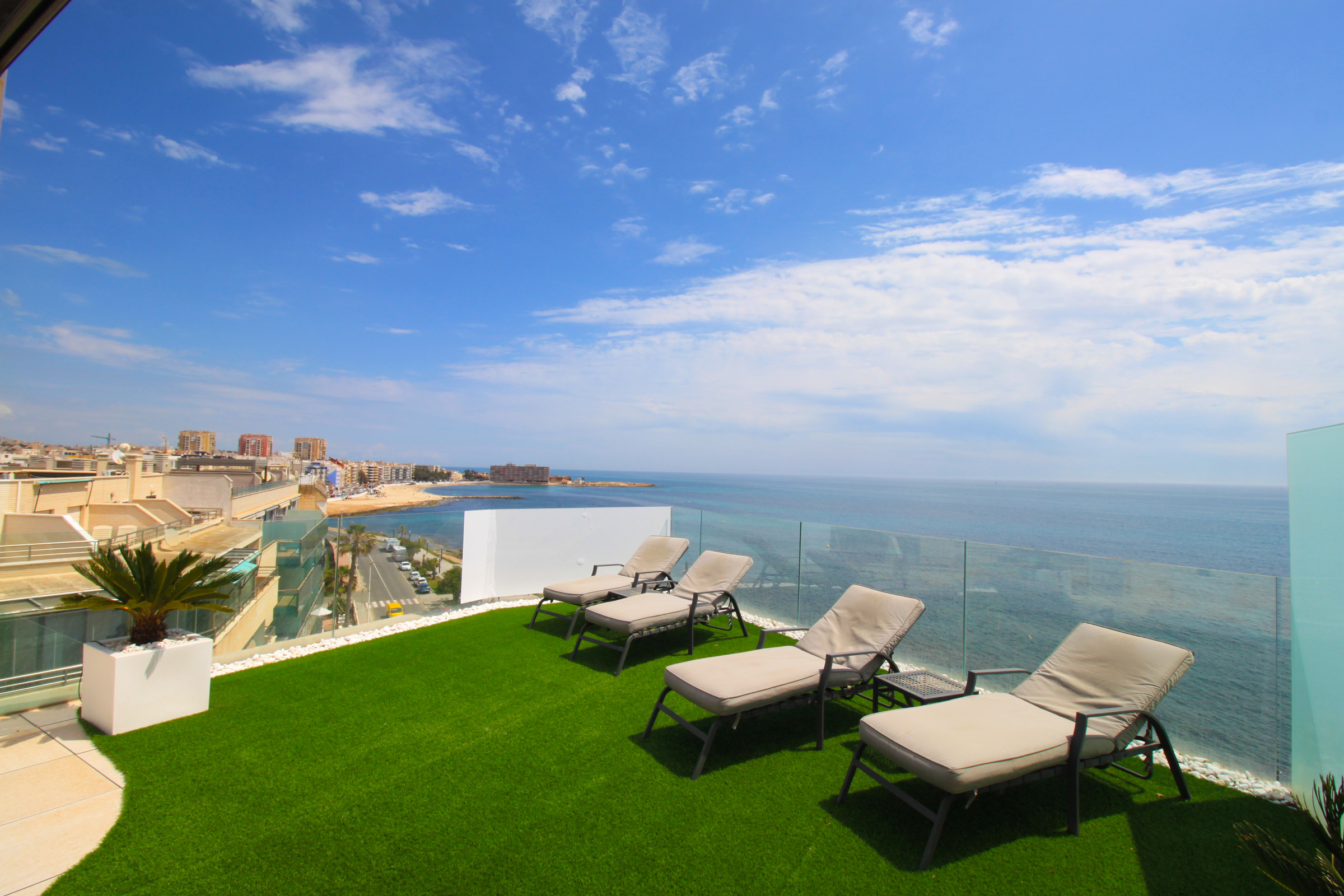 Extraordinary penthouse apartment on the first line, Torrevieja