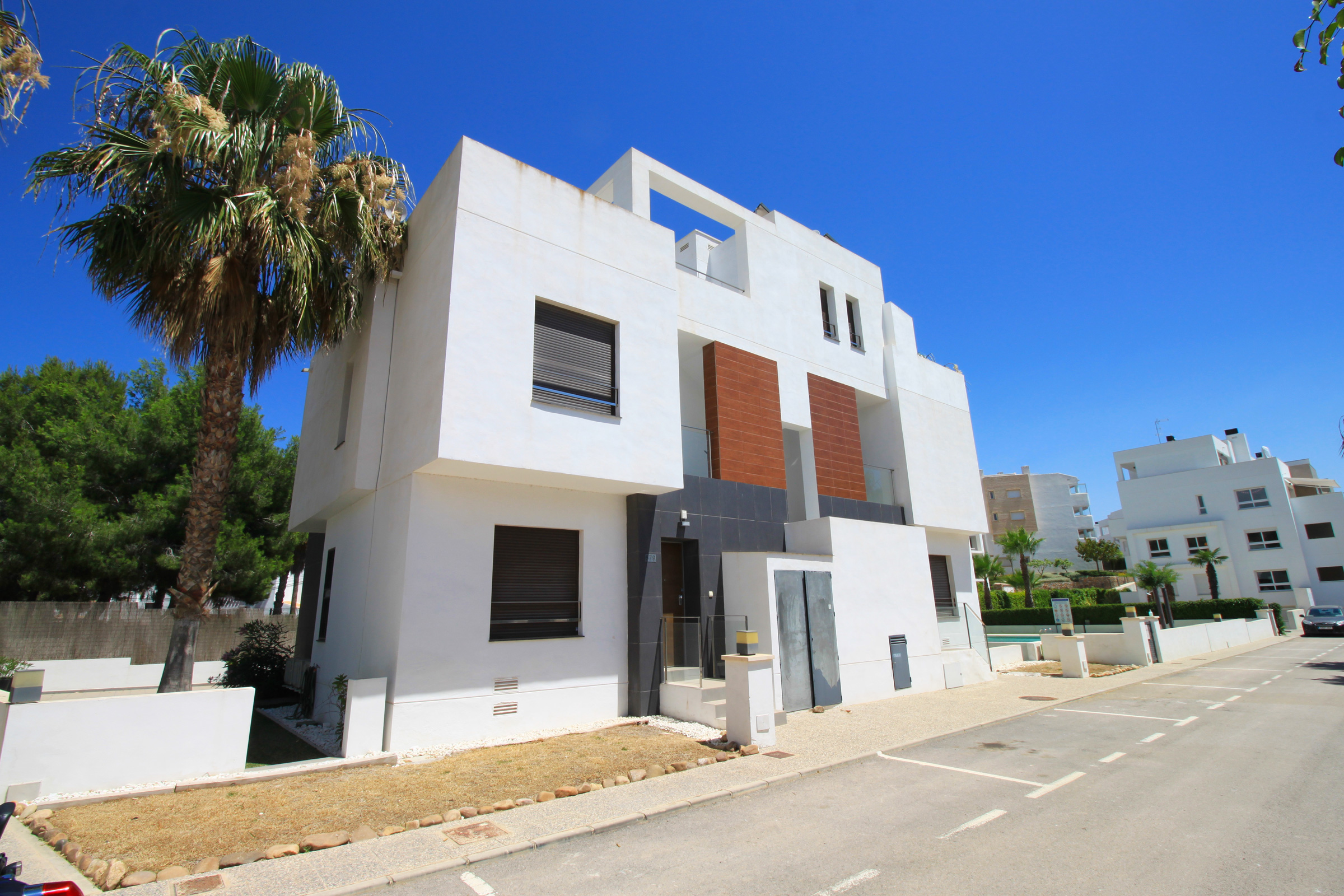 Newly built 2 bedroom townhouse with modern and functional design, La