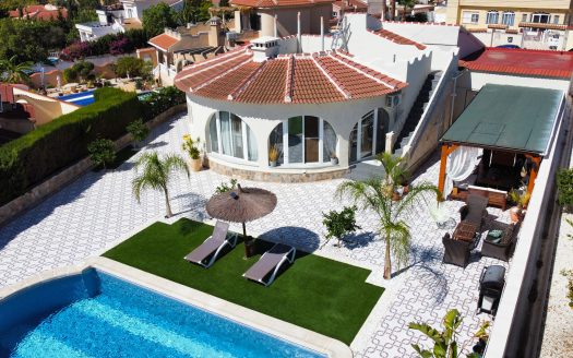 Exquisite finca-style 4 bedroom villa with separate pool house on a large plot in Ciudad Quesada.