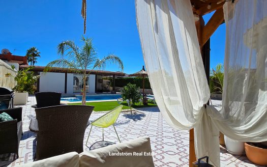 Exquisite finca-style 4 bedroom villa with separate pool house on a large plot in Ciudad Quesada.