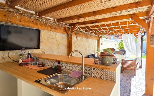 Exquisite finca-style 4 bedroom villa with separate pool house on a large plot in Ciudad Quesada.