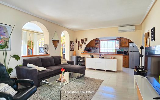 Exquisite finca-style 4 bedroom villa with separate pool house on a large plot in Ciudad Quesada.