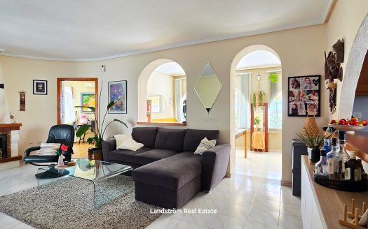 Exquisite finca-style 4 bedroom villa with separate pool house on a large plot in Ciudad Quesada.