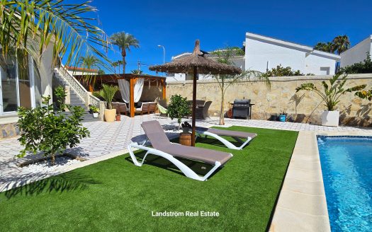 Exquisite finca-style 4 bedroom villa with separate pool house on a large plot in Ciudad Quesada.