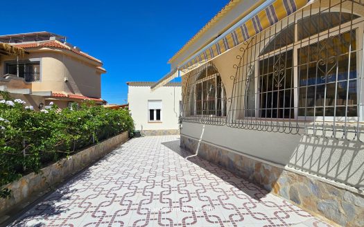 Exquisite finca-style 4 bedroom villa with separate pool house on a large plot in Ciudad Quesada.