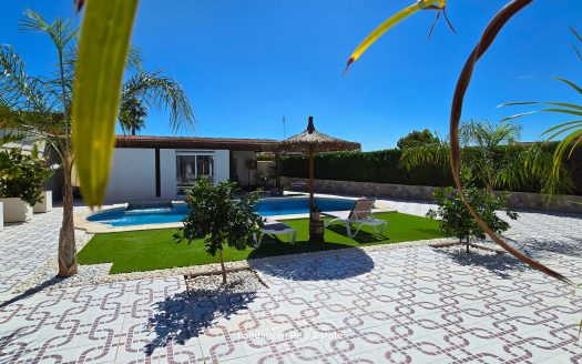 Exquisite finca-style 4 bedroom villa with separate pool house on a large plot in Ciudad Quesada.