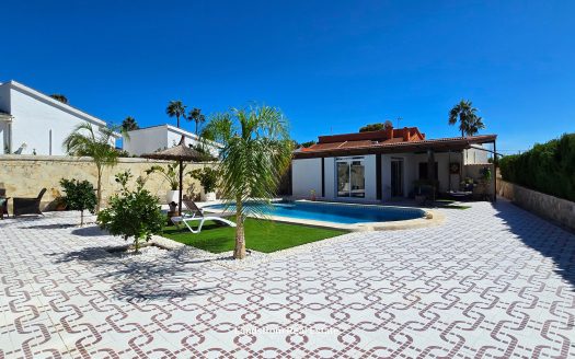 Exquisite finca-style 4 bedroom villa with separate pool house on a large plot in Ciudad Quesada.