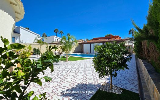 Exquisite finca-style 4 bedroom villa with separate pool house on a large plot in Ciudad Quesada.