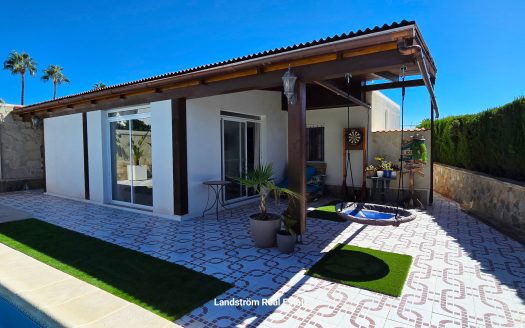 Exquisite finca-style 4 bedroom villa with separate pool house on a large plot in Ciudad Quesada.