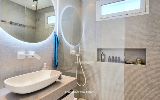Modern south facing ground floor, 2 bedrooms 2 bathrooms, large terrace. El-Raso