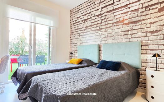 Modern south facing ground floor, 2 bedrooms 2 bathrooms, large terrace. El-Raso