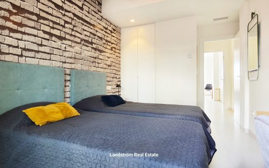 Modern south facing ground floor, 2 bedrooms 2 bathrooms, large terrace. El-Raso