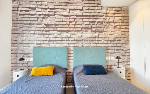 Modern south facing ground floor, 2 bedrooms 2 bathrooms, large terrace. El-Raso