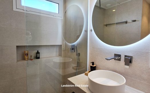 Modern south facing ground floor, 2 bedrooms 2 bathrooms, large terrace. El-Raso