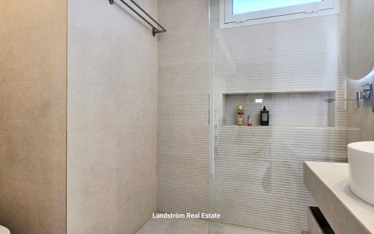 Modern south facing ground floor, 2 bedrooms 2 bathrooms, large terrace. El-Raso