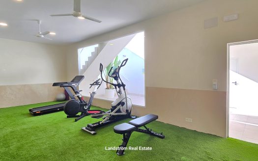 Modern south facing ground floor, 2 bedrooms 2 bathrooms, large terrace. El-Raso
