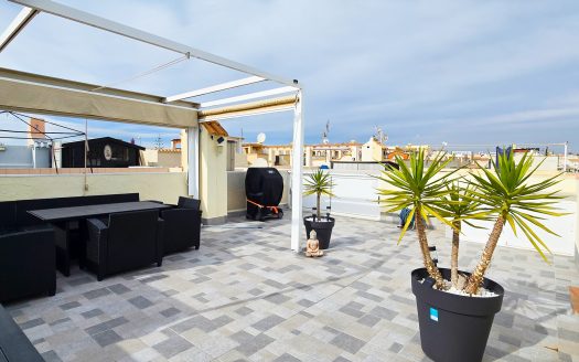 ** SOLD** Completely renovated south-facing townhouse with a large roof terrace in the center of La Florida.