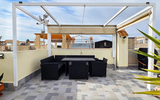 ** SOLD** Completely renovated south-facing townhouse with a large roof terrace in the center of La Florida.