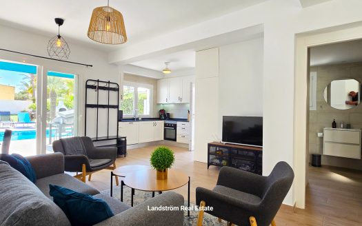 Stunning 3 bedroom detached beach side villa in Playa Flamenca.