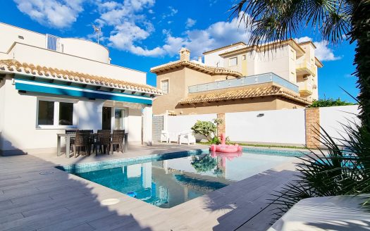 Stunning 4 bedroom detached beach side villa in Playa Flamenca.