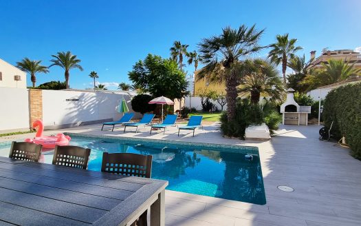 Stunning 4 bedroom detached beach side villa in Playa Flamenca.