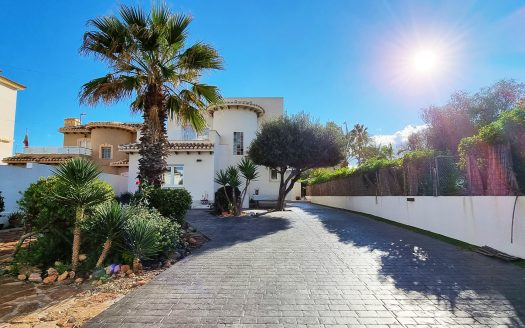 Stunning 4 bedroom detached beach side villa in Playa Flamenca.