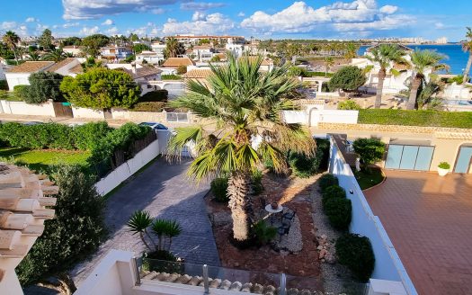 Stunning 4 bedroom detached beach side villa in Playa Flamenca.