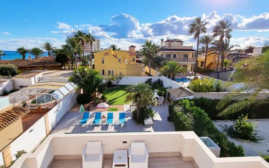 Stunning 4 bedroom detached beach side villa in Playa Flamenca.