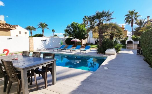 Stunning 4 bedroom detached beach side villa in Playa Flamenca.