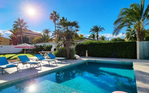 Stunning 4 bedroom detached beach side villa in Playa Flamenca.