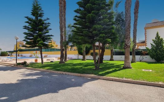 **SOLD** Fantastisk villa med 3 sovrum i söderläge med lättskött trädgård i El Raso.