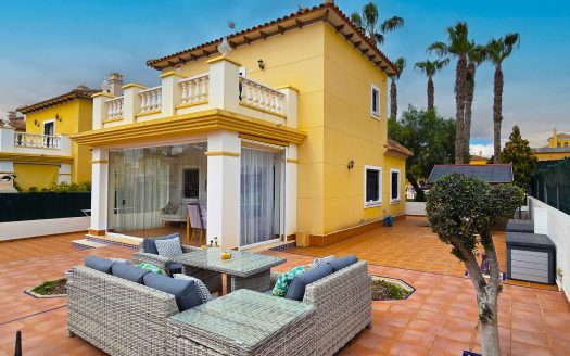 **SOLD** Fantastisk villa med 3 sovrum i söderläge med lättskött trädgård i El Raso.