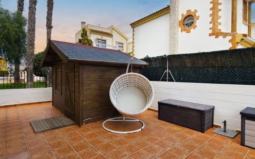 **SOLD** Fantastisk villa med 3 sovrum i söderläge med lättskött trädgård i El Raso.