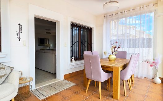**SOLD** Fantastisk villa med 3 sovrum i söderläge med lättskött trädgård i El Raso.