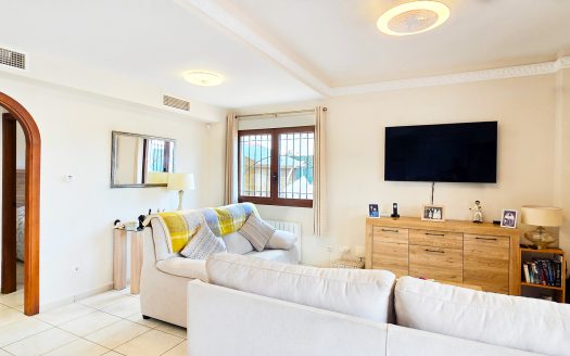 **SOLD** Fantastisk villa med 3 sovrum i söderläge med lättskött trädgård i El Raso.