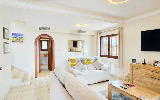 **SOLD** Fantastisk villa med 3 sovrum i söderläge med lättskött trädgård i El Raso.
