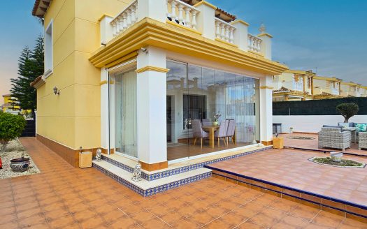 **SOLD** Fantastisk villa med 3 sovrum i söderläge med lättskött trädgård i El Raso.