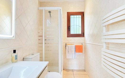 **SOLD** Fantastisk villa med 3 sovrum i söderläge med lättskött trädgård i El Raso.