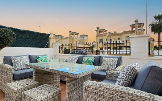 **SOLD** Fantastisk villa med 3 sovrum i söderläge med lättskött trädgård i El Raso.