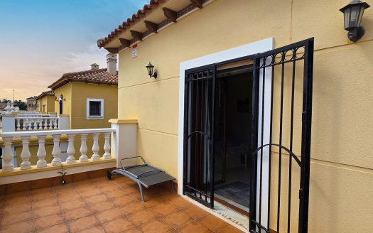 **SOLD** Fantastisk villa med 3 sovrum i söderläge med lättskött trädgård i El Raso.