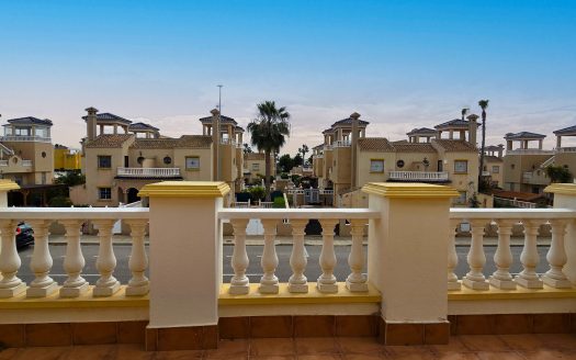 **SOLD** Fantastisk villa med 3 sovrum i söderläge med lättskött trädgård i El Raso.