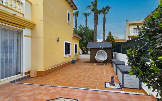 **SOLD** Fantastisk villa med 3 sovrum i söderläge med lättskött trädgård i El Raso.