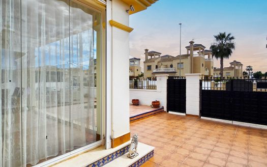 **SOLD** Fantastisk villa med 3 sovrum i söderläge med lättskött trädgård i El Raso.