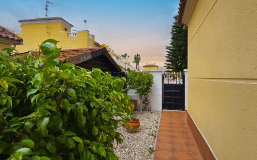 **SOLD** Fantastisk villa med 3 sovrum i söderläge med lättskött trädgård i El Raso.