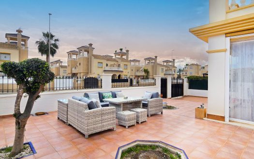 **SOLD** Fantastisk villa med 3 sovrum i söderläge med lättskött trädgård i El Raso.