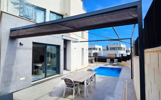 Elegant villa med hörntomt och privat pool, Entre Golf, Villamartin.