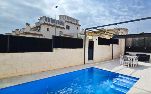 Elegant villa med hörntomt och privat pool, Entre Golf, Villamartin.