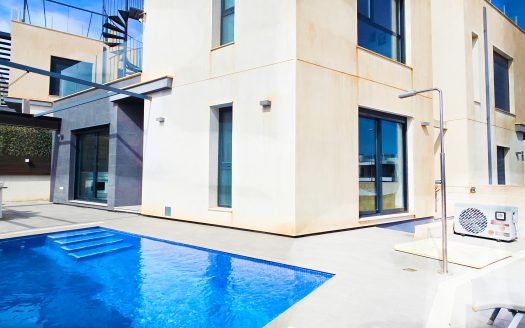 Elegant villa med hörntomt och privat pool, Entre Golf, Villamartin.