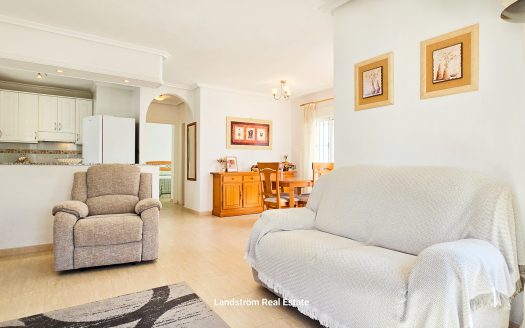 **RESERVERAD** Väldigt charmig fristående villa, 2 sovrum, 1 badrum. Söderläge, takterrass, El Raso.