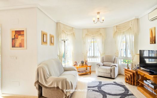 **RESERVERAD** Väldigt charmig fristående villa, 2 sovrum, 1 badrum. Söderläge, takterrass, El Raso.
